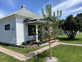 Charming Downtown Cottage with Porch & Backyard Retreat near Beaverhead River in Dillon, Montana - 5