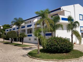 LUZ BEACH APT CONDO, BALCONY & POOLs - 3