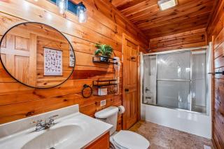 Between Two Pines - Modern Cabin near Dollywood - 7