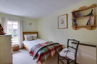 9 Gate Cottage - 2
