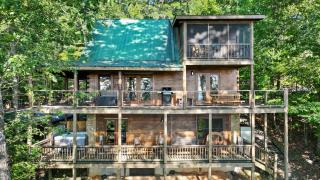 MTN Views Hot Tub Fire Pit Pool Table Games - 9