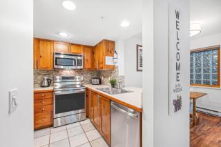 1BR Northstar Village Location Hot Tub Gas Fireplace Secure Parking Ski Storage - Whistler - 0