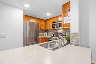 1BR Northstar Village Location Hot Tub Gas Fireplace Secure Parking Ski Storage - Whistler - 2