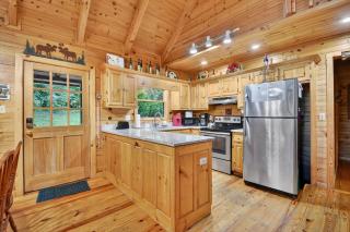 Our Favorite Place - Unwind in the Hot Tub or Relax by the Creekside Firepit - 8