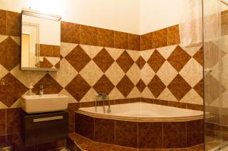 Spacious 4-Bedroom Flat in City Center - 1