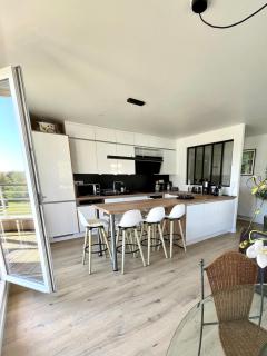 Spacious 4-room apartment, large terrace - 0