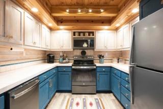 Cozy Chic Chalet - Enchanting Sierra Retreat with Hot Tub & Fire Pit - Dog Friendly - 6