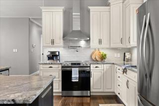 Luxury Beachfront Cottage w Hot tub, Sauna & Bar - 1