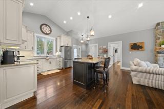 Luxury Beachfront Cottage w Hot tub, Sauna & Bar - 3