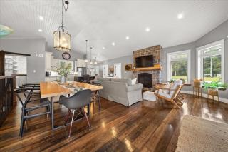 Luxury Beachfront Cottage w Hot tub, Sauna & Bar - 4