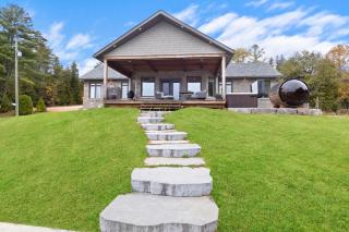 Luxury Beachfront Cottage w Hot tub, Sauna & Bar - 2