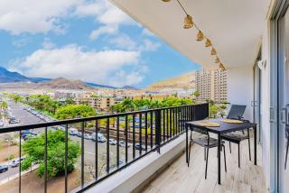 Mountain View Apartment - 2 min Walk to Beach - 8