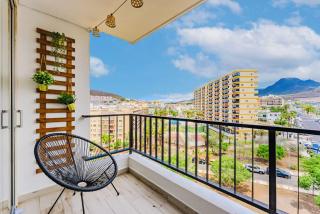Mountain View Apartment - 2 min Walk to Beach - 5