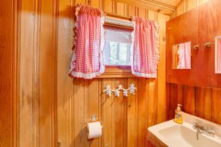 Less Than 2 Mi to Trinity Lake NorCal Getaway with BBQ - 1