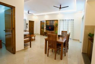 TrueLife Presidential Suites - 3BHK Luxurious AC Apartments - Breakfast Included - Best Location - Modular Kitchen - Super fast WiFi, 55 Smart TV, 250 Jio Channels - RO water system -3 bathrooms - Easy access to all Temples - Top service with lots of love - 7