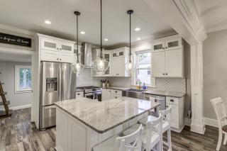 Modern Comfort Near Columbus Home with Yard and Porch - London - 2