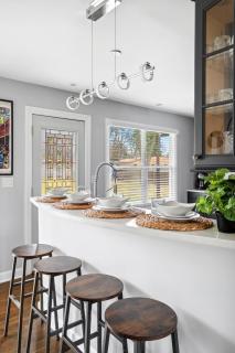 Spacious Home in Chicago Suburbs - Lombard - 2