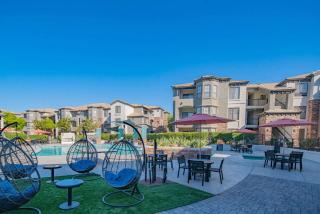 Charming 2B King Bed with Pool Hot Tub, Gym, Parking - 2