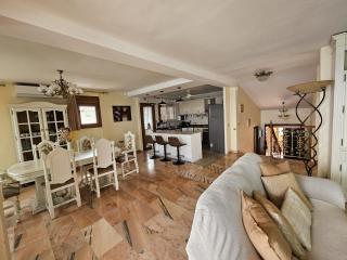 Luxury 5BR Villa Andalucía, Private Pool, Gardens & Stunning Sea Views - 3