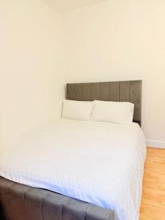 Spacious Room with Double and semi double bed, Shared bathroom,10 minutes to Aldgate East station, near Central London, for 4 ppl - 7