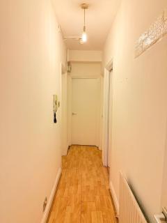 Spacious Room with Double and semi double bed, Shared bathroom,10 minutes to Aldgate East station, near Central London, for 4 ppl - 6