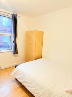 Spacious Room with Double and semi double bed, Shared bathroom,10 minutes to Aldgate East station, near Central London, for 4 ppl - 5