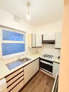 Spacious Room with Double and semi double bed, Shared bathroom,10 minutes to Aldgate East station, near Central London, for 4 ppl - 3
