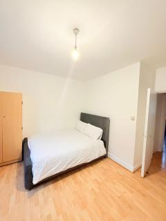 Spacious Room with Double and semi double bed, Shared bathroom,10 minutes to Aldgate East station, near Central London, for 4 ppl - 1