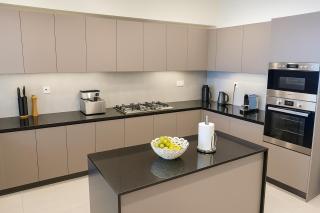 Luxury 3BR Apt Near Ngor Beach Balcony & Wi-Fi - 1