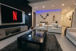Luxury 3BR Apt Near Ngor Beach Balcony & Wi-Fi - 7