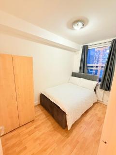The settle Nest- Bright Semi Double room for 2ppl with shared bathroom-10 minutes to Aldgate East Station, close to central London, - 0