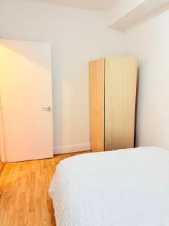 The settle Nest- Bright Semi Double room for 2ppl with shared bathroom-10 minutes to Aldgate East Station, close to central London, - 6
