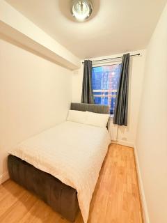 The settle Nest- Bright Semi Double room for 2ppl with shared bathroom-10 minutes to Aldgate East Station, close to central London, - 2