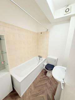The settle Nest- Bright Semi Double room for 2ppl with shared bathroom-10 minutes to Aldgate East Station, close to central London, - 1
