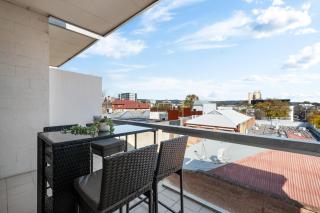 Helena House - A Spacious Urban Retreat - 8