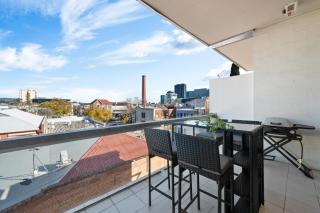 Helena House - A Spacious Urban Retreat - 2