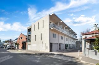 Helena House - A Spacious Urban Retreat - 5