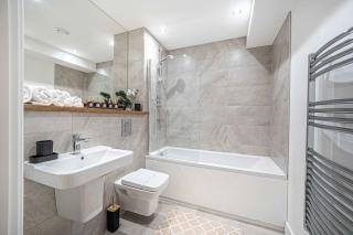 Unique 2-Bed, 2-Bath Apartment with Private Terrace, Near Leeds Bus Station & City Centre - 4