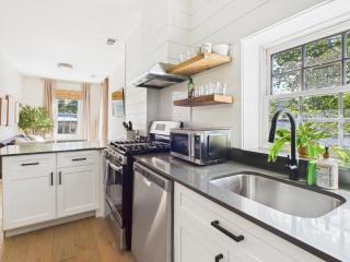 Cozy Coach House with Private Deck - Chicago - 5