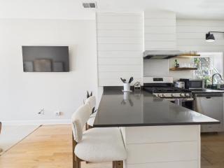 Cozy Coach House with Private Deck - Chicago - 4