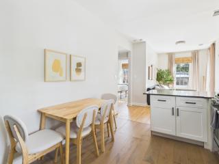 Cozy Coach House with Private Deck - Chicago - 1