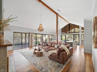 Bickley's Place - A Luxury Retreat on the Golf Green - 0