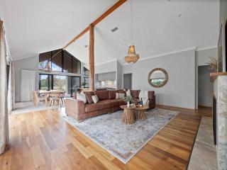 Bickley's Place - A Luxury Retreat on the Golf Green - 3