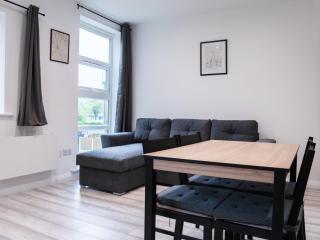 Stunning Modern 2 Bed Apartment, With Parking, Close to Town - 5