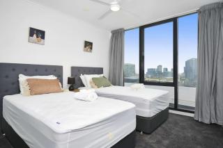 Southbank City Skyline View Free Parking and Pool - 1
