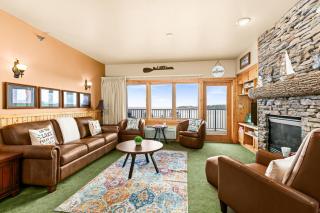 Amazing Lake View King Suite, Kitchen & Pools - 9