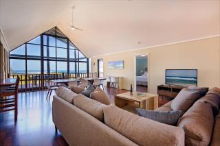 Bondys Beach House - Panoramic Beachside Living - 9