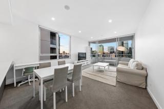 Dreamy 2BR Escape Framed by City and Art - 8