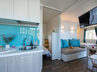 Charming Coastal Stay - 9