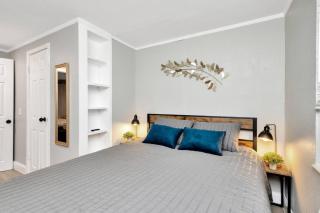 Newly Updated Modern 1-Bedroom Private Guesthouse - 2
